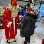 Hl. Nikolaus verteilt Geschenke in einem Supermarkt am 6. Dezember