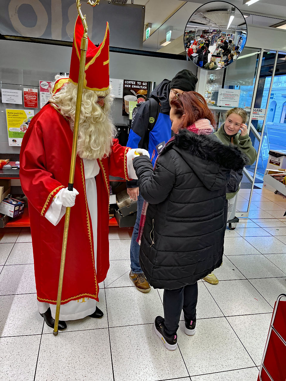 Hl. Nikolaus verteilt Geschenke in einem Supermarkt am 6. Dezember