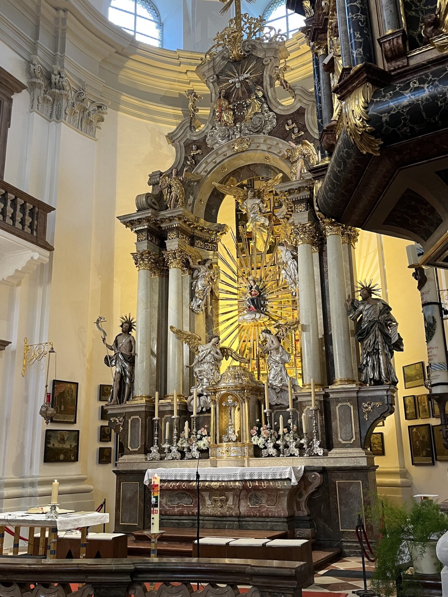 Maria Kirchental, Altar mit Votivtafeln